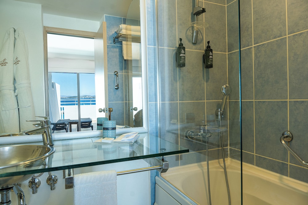 Deluxe Room, Sea View - Photo 4