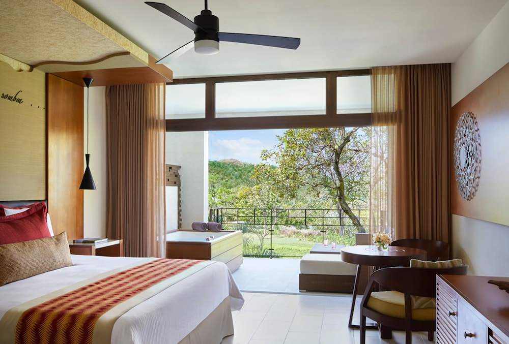 Suite Junior King con Vista Tropical Preferida