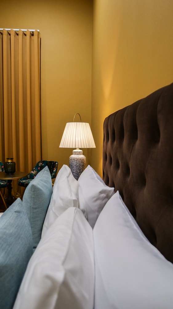 Deluxe Double Room, 1 Queen Bed, City View (Yellow) photo 1