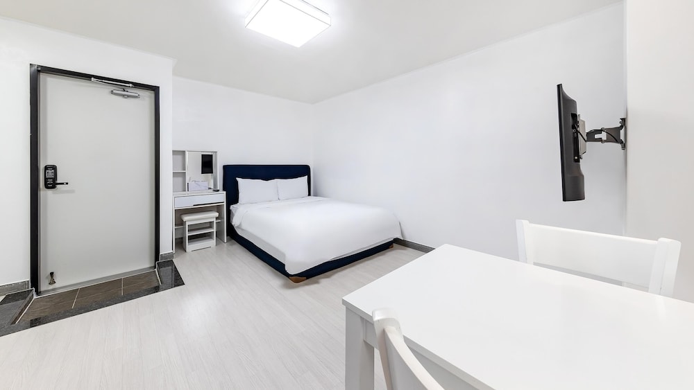 Basic Room, 1 Bedroom (204) - Photo 9