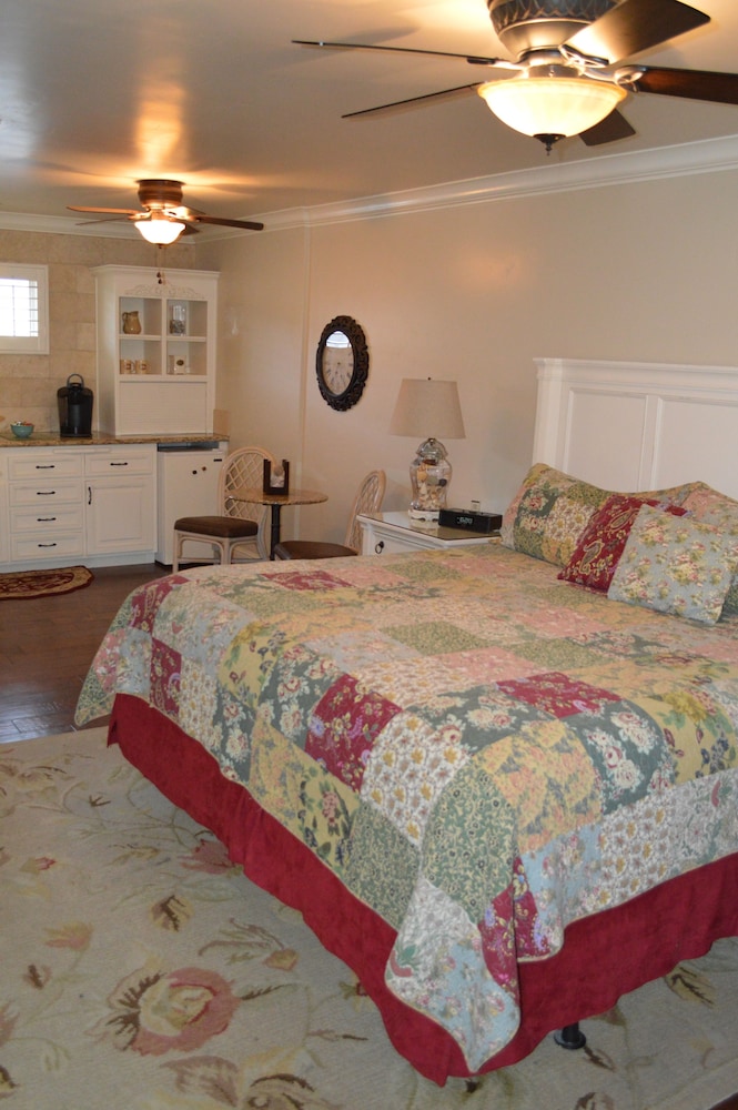 Deluxe Single Room, 1 King Bed, Non Smoking photo 1