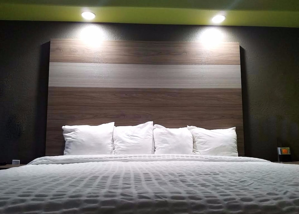 Deluxe Room, 1 King Bed, Accessible, Non Smoking - Photo 2