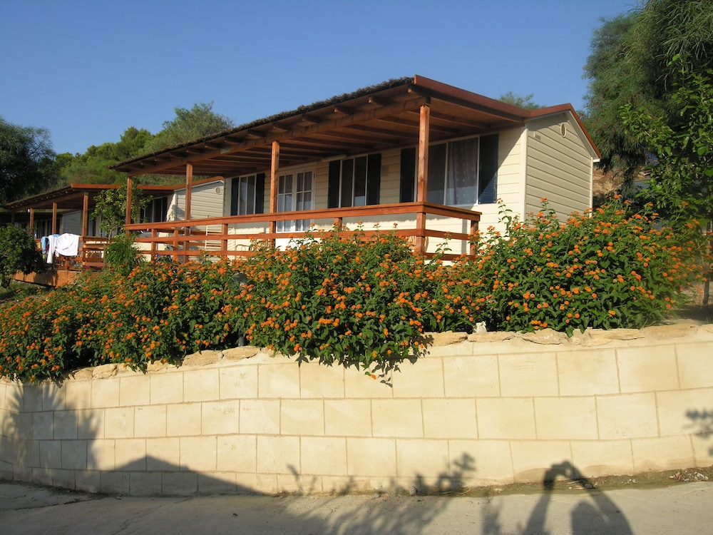 Classic Mobile Home, 2 Bedrooms, Sea Facing photo 3