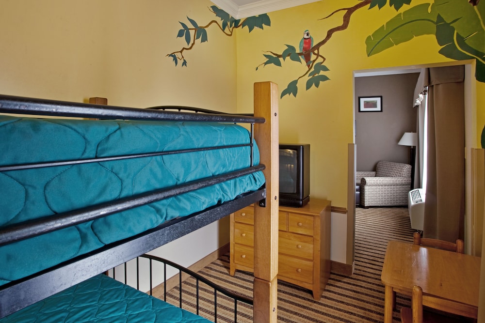 Suite, Multiple Beds - Photo 3
