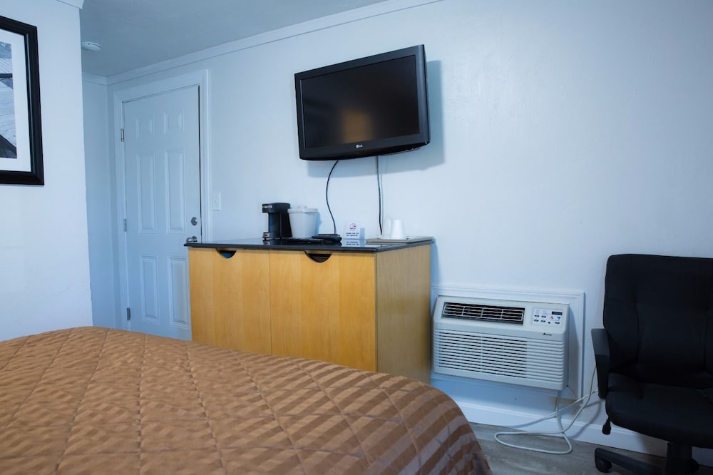 Standard Room, 1 Queen Bed photo 2