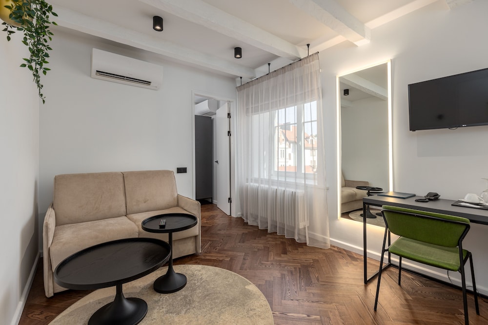 Suite - Photo 3