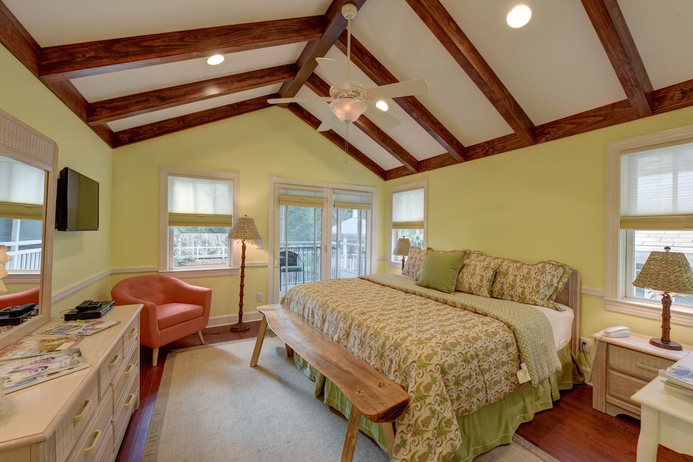 Basic Room, Private Bathroom (Palm Court)