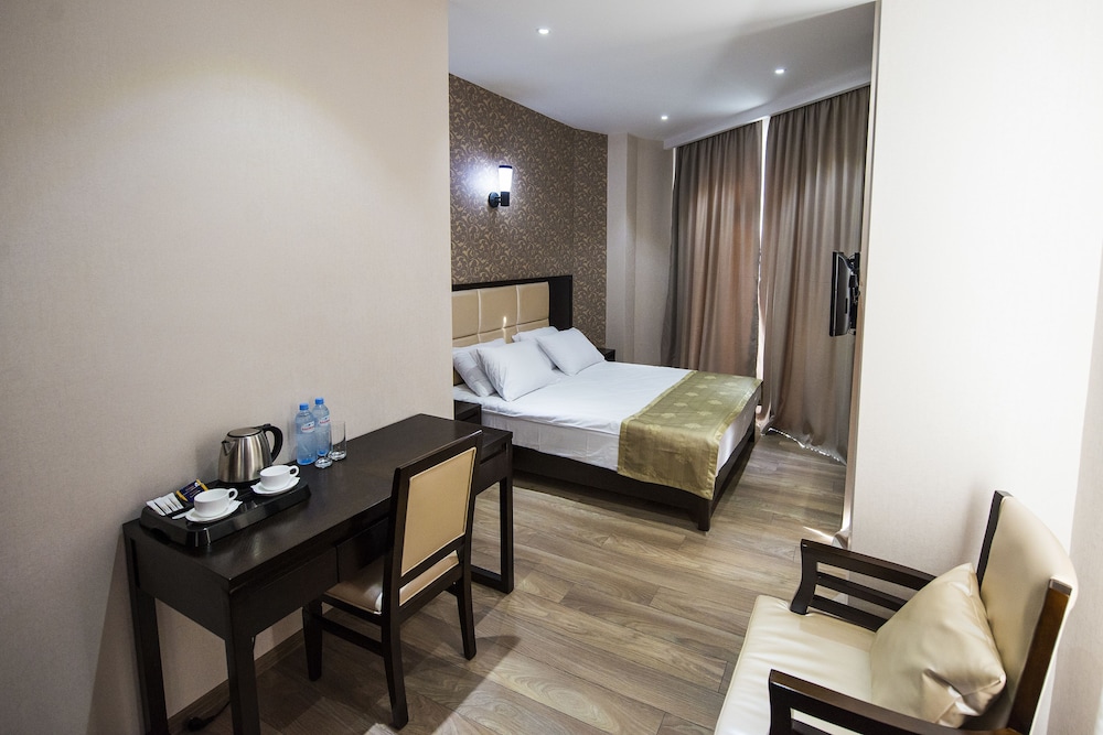 Standard Double Room, 1 King Bed photo 3