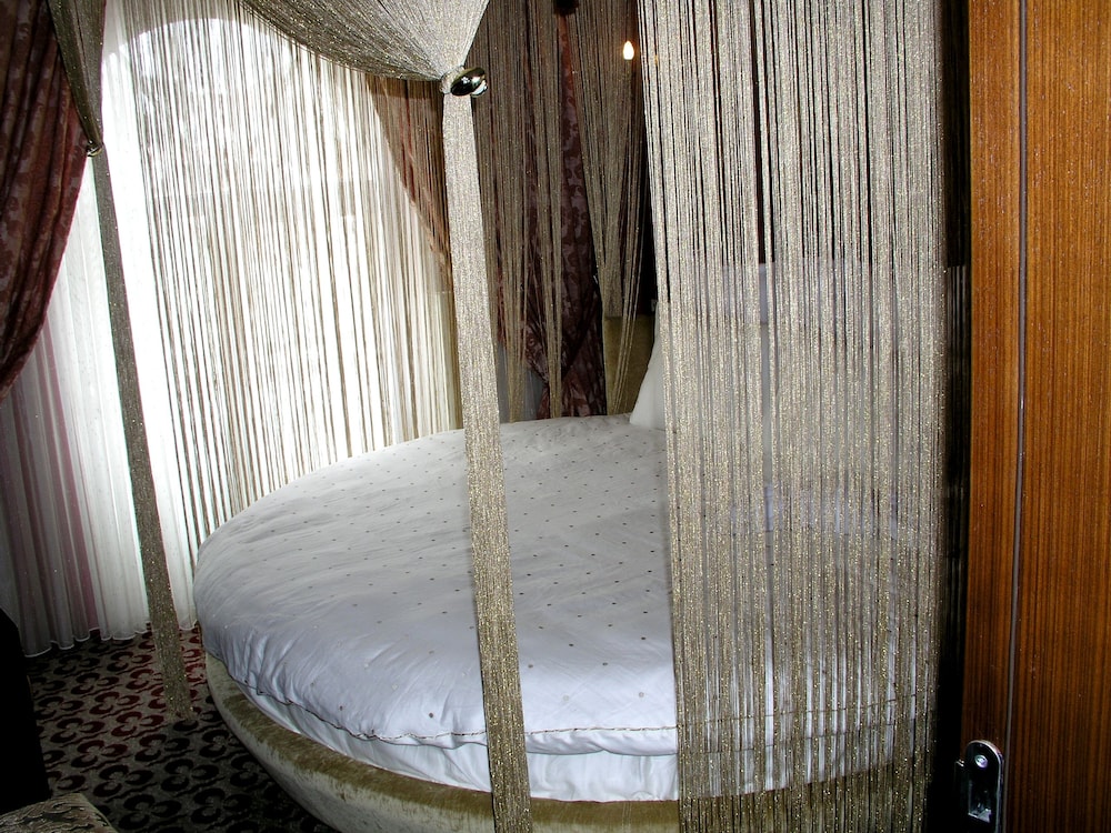 Deluxe Double Room With Round Bed photo 2