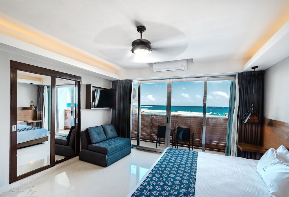 Deluxe Room, 1 King Bed, Kitchenette photo 2