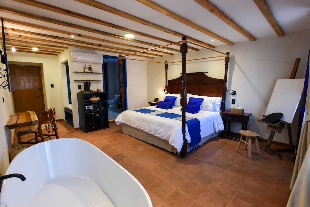 Deluxe Suite, 1 King Bed, Bathtub, City View