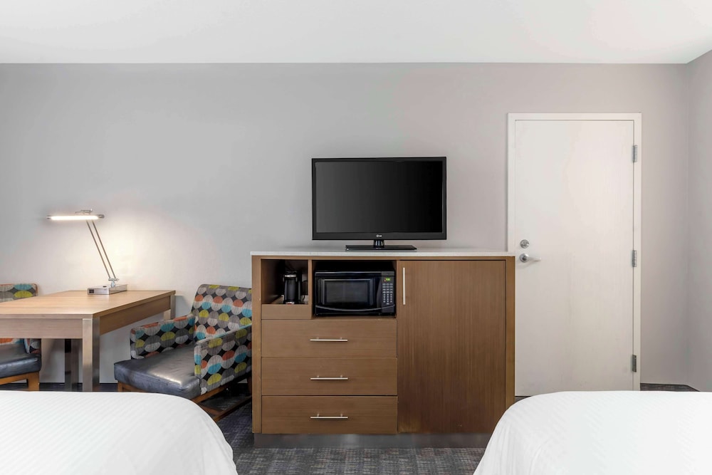 Standard Room, 2 Queen Beds, Non Smoking, Refrigerator & Microwave photo 1