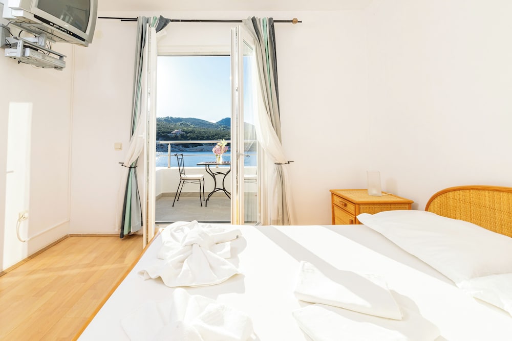Double Room, Balcony, Sea View photo 2