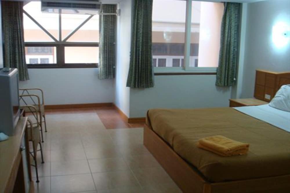 Standard Room thumbnail 6