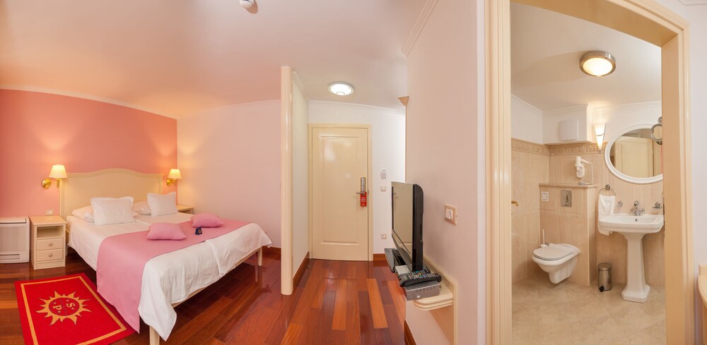 Comfort Room, 1 King Bed, Balcony, Partial Sea View photo 2