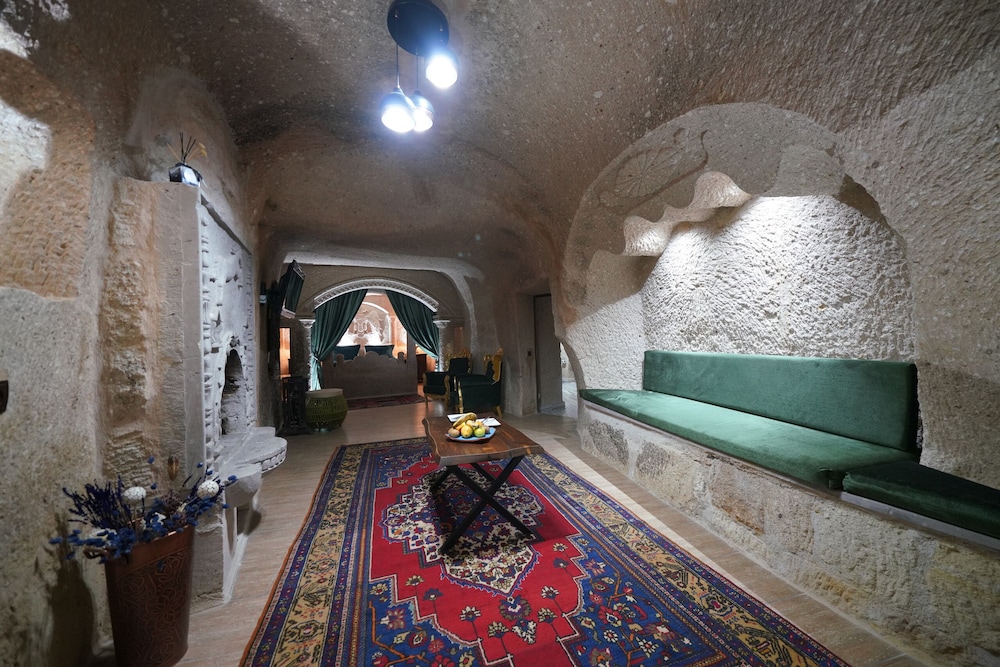 Queen Cave Suite photo 1