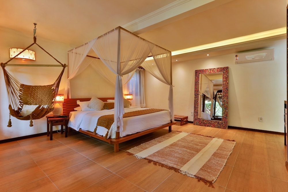 Quarto casal superluxo, banheira de hidromassagem, vista para o jardim