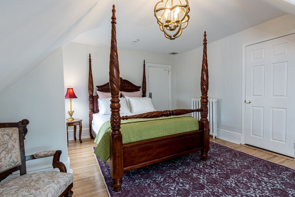 Room, 1 Queen Bed (Brandt) photo 2