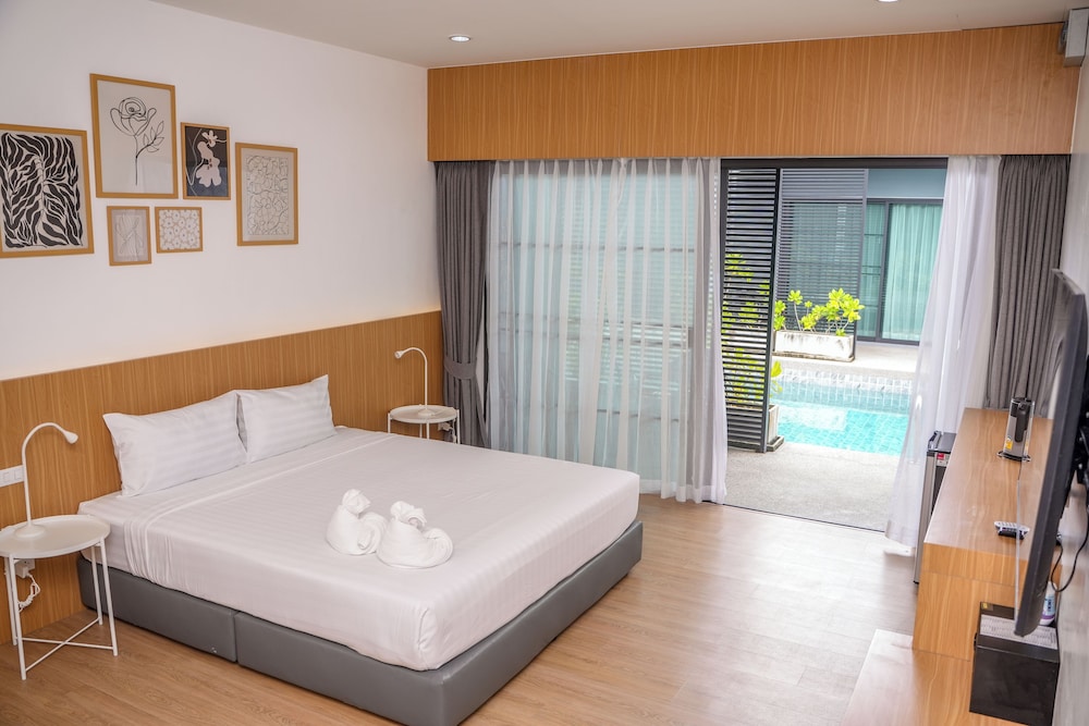 Deluxe Pool Access - Photo 2
