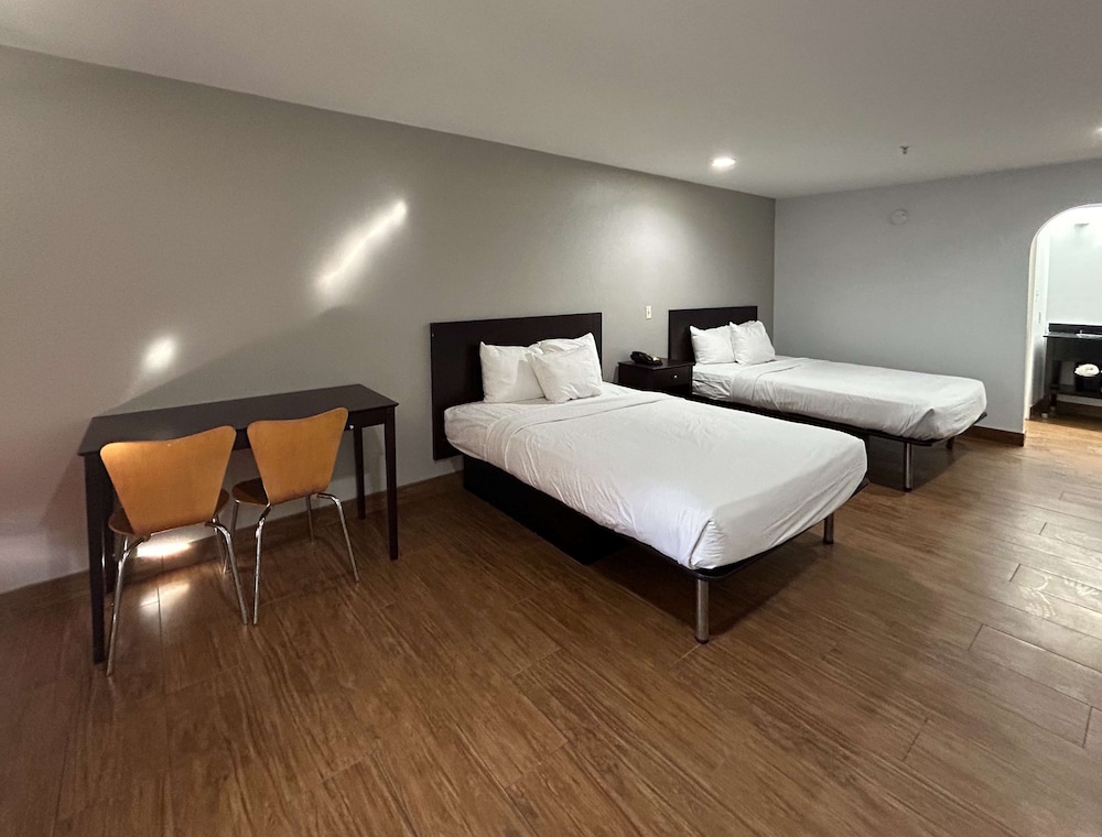 Deluxe Room, 2 Queen Beds, Non Smoking, Refrigerator & Microwave - Photo 3