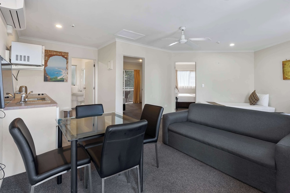 Deluxe Suite, 1 Queen Bed, Non Smoking, Kitchen
