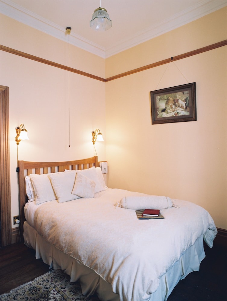 Jenny's Room (Shared Bathroom) - Photo 1