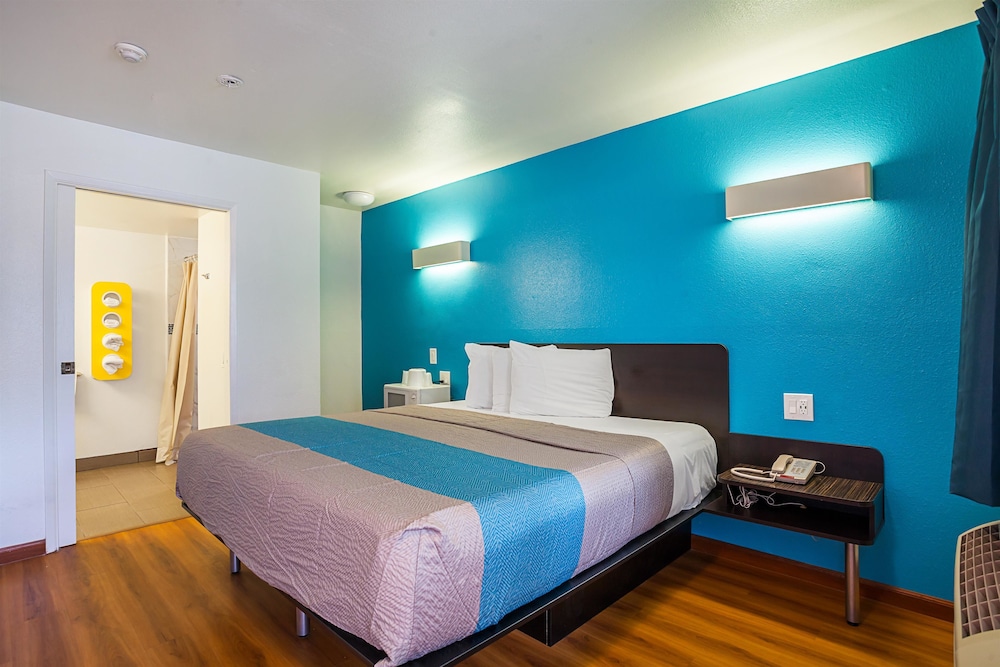 Standard Room, 1 King Bed, Non Smoking, Refrigerator & Microwave photo 3