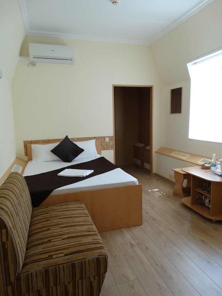 Standard Double Room (16)