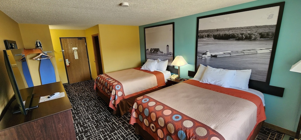 Room, Multiple Beds, Microwave - Photo 2