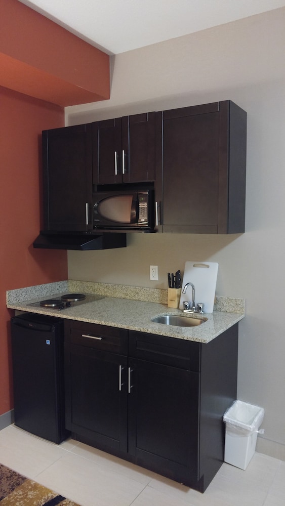 Room, 1 King Bed, Kitchenette photo 3