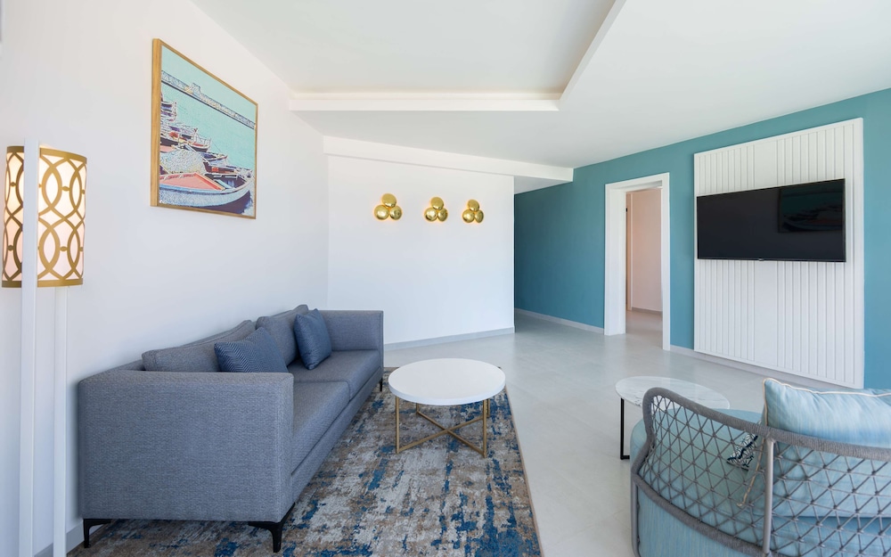 Executive Suite, 1 Bedroom, Partial Sea View photo 3