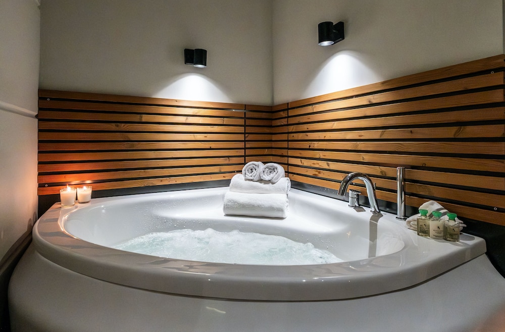 Superior Room, 1 Double Bed, Jetted Tub photo 3