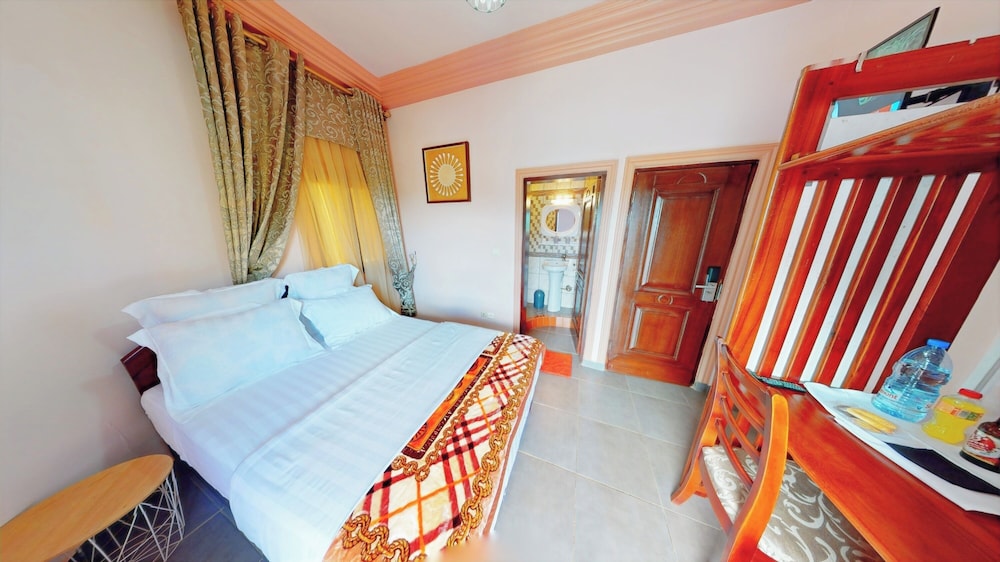 Economy Room, Hill View