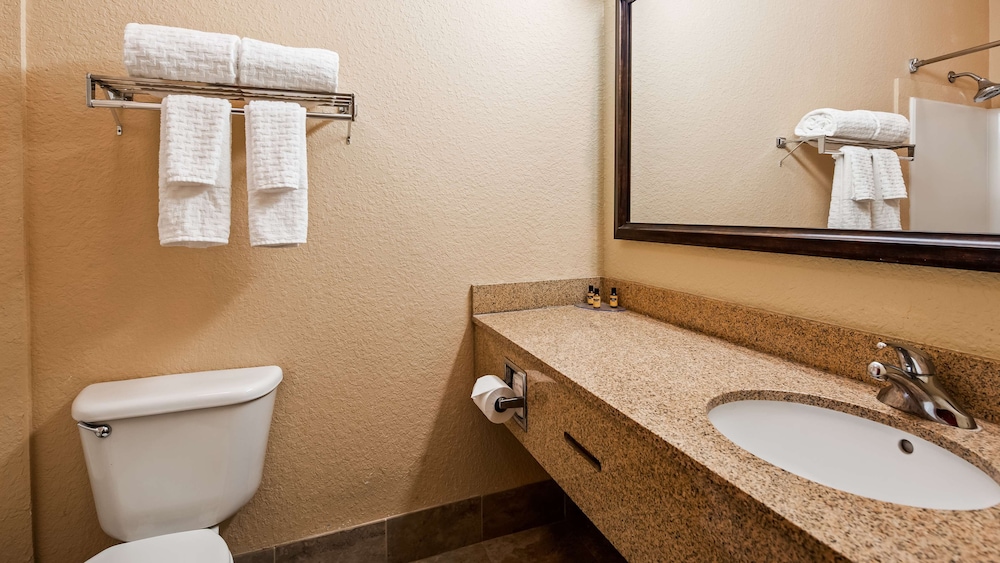 Suite, 1 King Bed, Non Smoking, Refrigerator & Microwave - Photo 3
