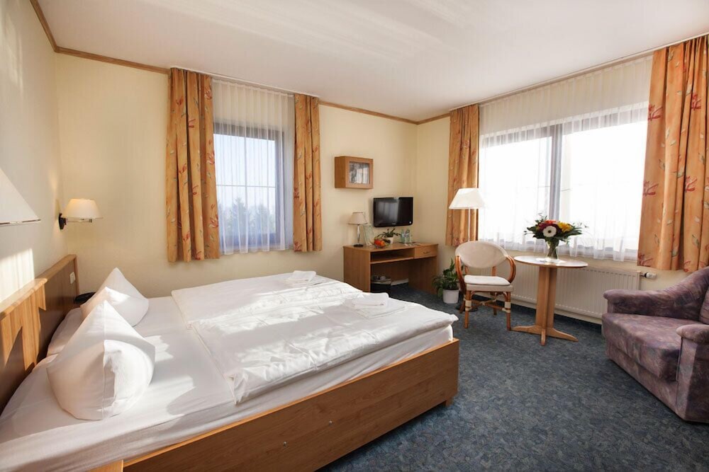 Suite, 2 Queen Beds, Refrigerator & Microwave (2 Rooms Upper Floor) - Photo 5