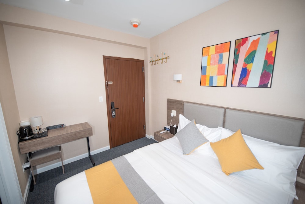 Basic Room, 1 Queen Bed