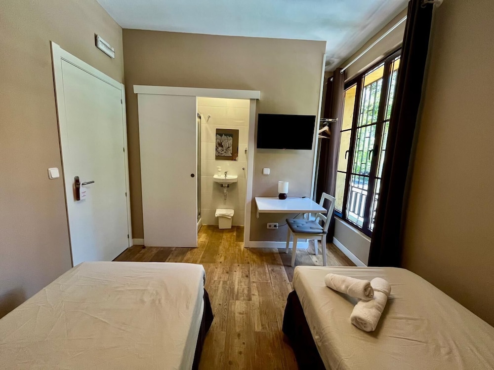 Standard Double Room, 2 Twin Beds, Ensuite photo 2