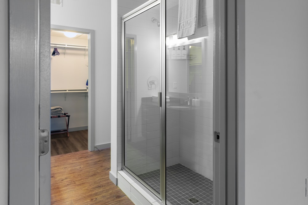 1 Bed | 1 Bath Suite