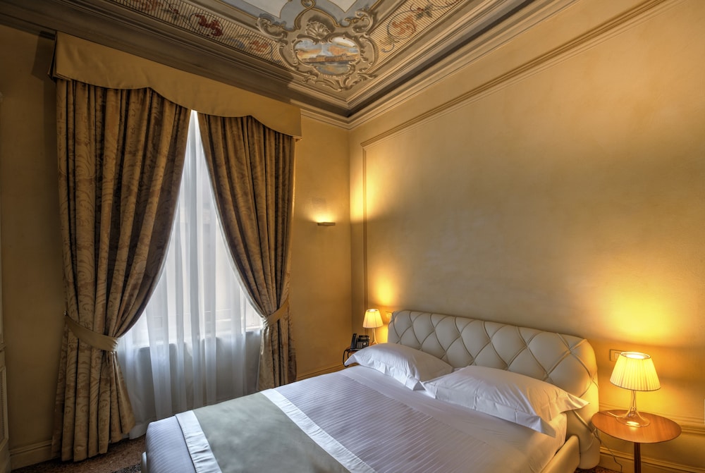 Royal Suite photo 2