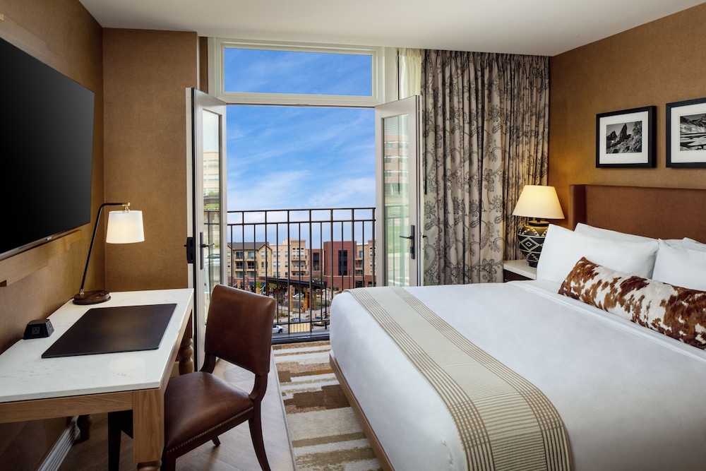 Executive Suite, Fireplace, Mountain View