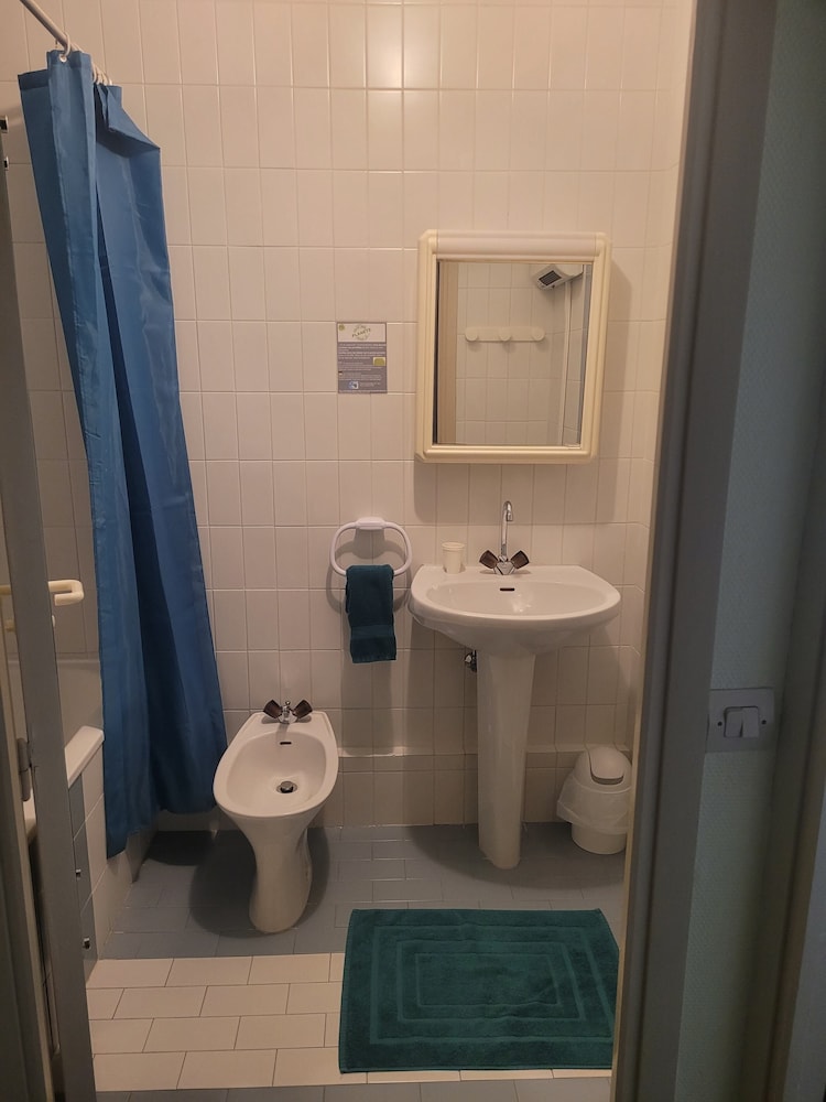 Standard Twin Room, Ensuite, Mountain View (Twin 2) photo 2