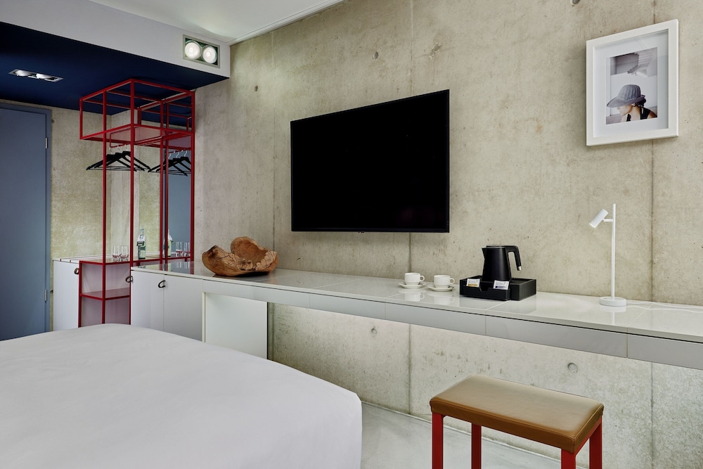 Comfort Room, 1 King Bed, City View thumbnail 5