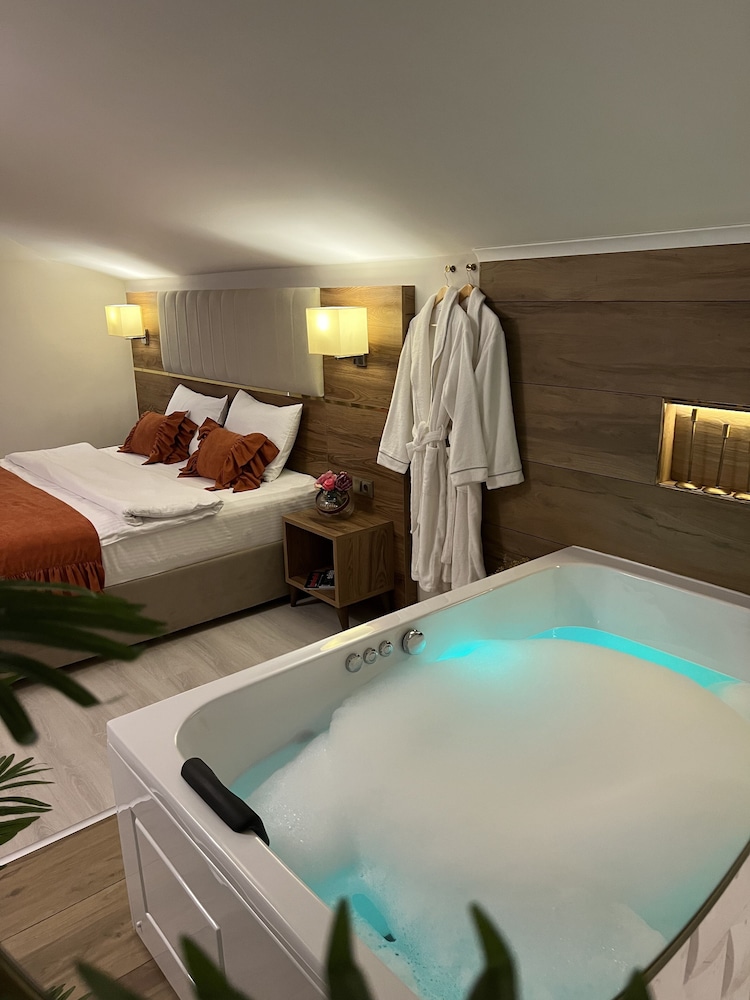 Honeymoon Room, 1 Queen Bed, Jetted Tub, Sea View photo 2