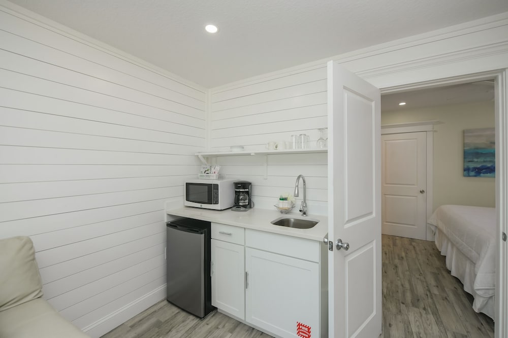 Suite - Photo 11