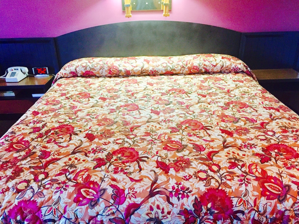 Deluxe Room, 1 King Bed photo 2