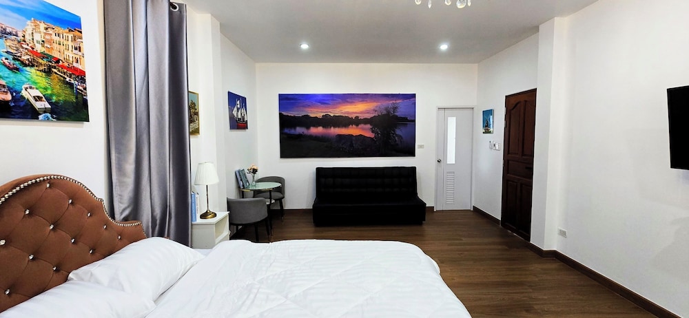 Deluxe Room, 1 King Bed with Sofa bed, Balcony, Lake View photo 3