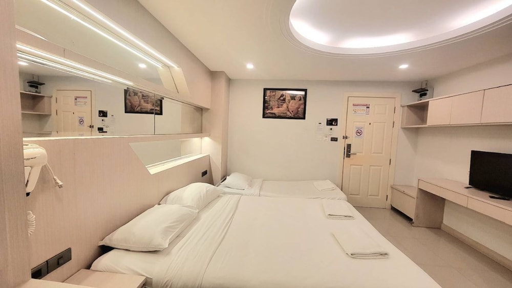 Extra Bed With 2 Beds Room photo 2