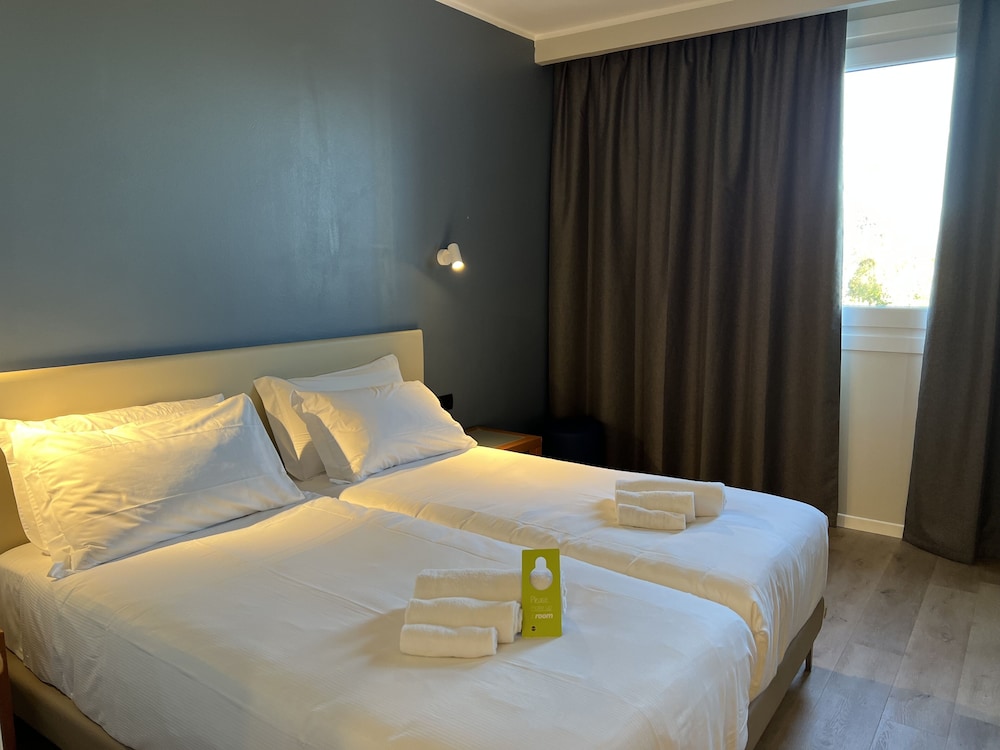 Twin Room - Photo 2