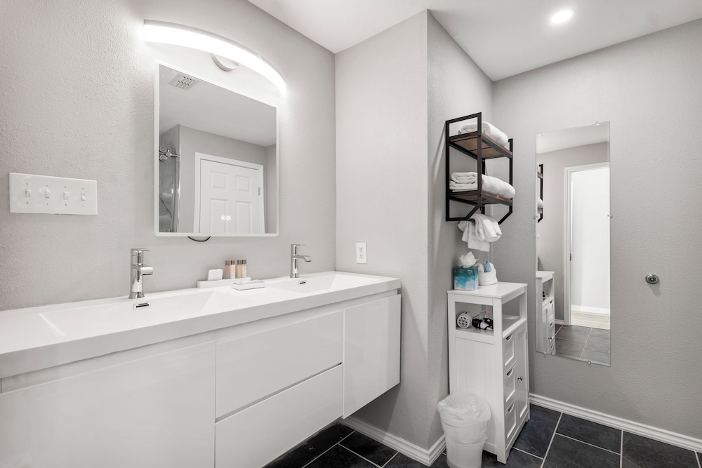 Executive Suite - Photo 8