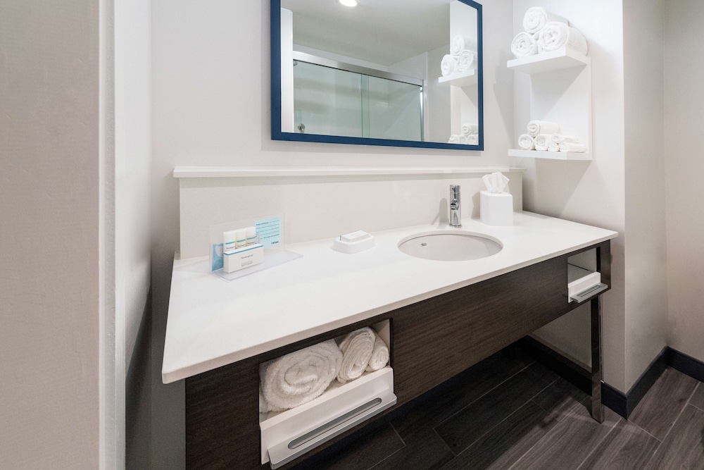 Room, 2 Queen Beds, Accessible, Bathtub - Photo 4